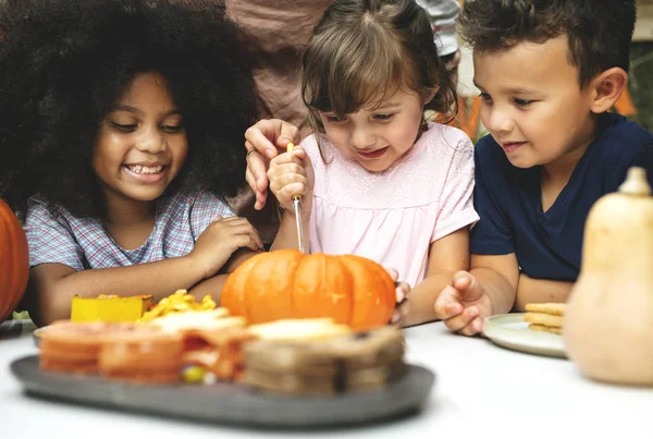 Young Kids Carving Halloween Jack Lanterns — Stock Photo, Image