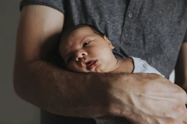 Ung Pappa Håller Sin Baby — Stockfoto