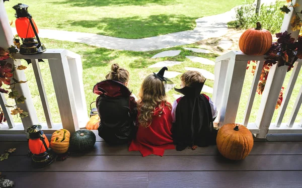 Kleine Kinder Tricksen Oder Behandeln — Stockfoto