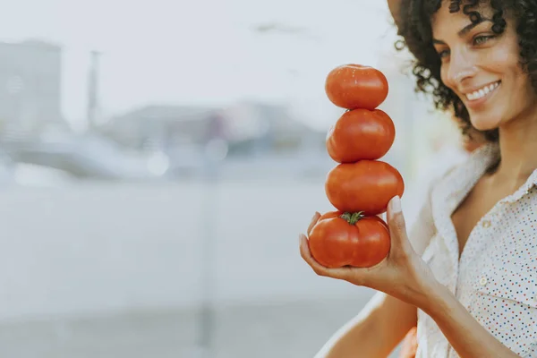 Frau Kauft Tomaten Auf Bauernmarkt — Stockfoto