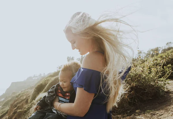 Молодий Хлопчик Носить Його Мама Пляжі — стокове фото