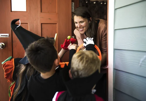 Kleine Kinder Tricksen Oder Behandeln Halloween — Stockfoto