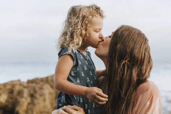 Mom Young Daughter Kissing Beach — Stock Photo, Image