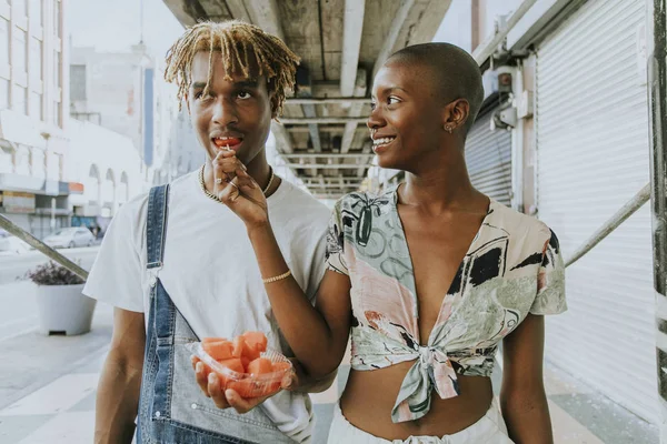 Pár Snacking Ovoce Létě — Stock fotografie