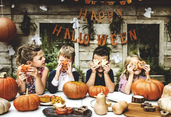 Verspielte Kinder Genießen Eine Halloween Party — Stockfoto