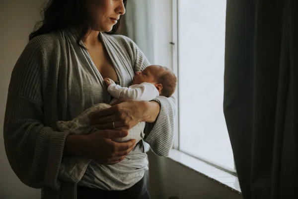 Mãe Segurando Seu Bebê Dentro Casa — Fotografia de Stock