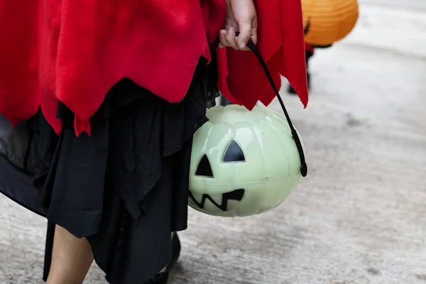 Primer Plano Del Niño Sosteniendo Cubo Halloween —  Fotos de Stock