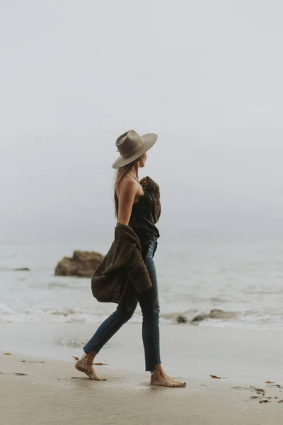 Жінка Ходить Босоніж Пляжі — стокове фото