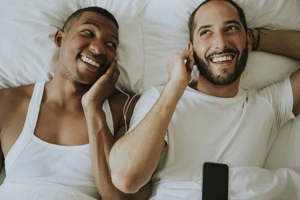 Couple Listening Music Bed — Stock Photo, Image