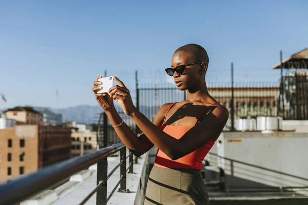 Mulher Tirando Uma Foto Los Angeles — Fotografia de Stock