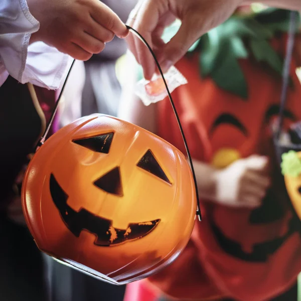 Pequenas Crianças Enganam Tratam Halloween — Fotografia de Stock