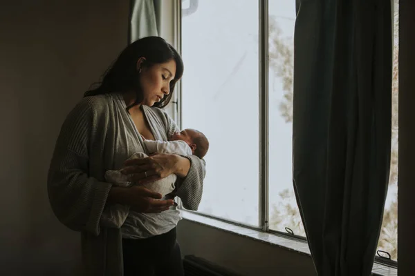 Madre Che Tiene Suo Bambino Casa — Foto Stock