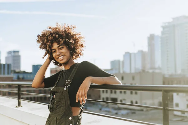 Ragazza Con Capelli Ricci Tetto — Foto Stock