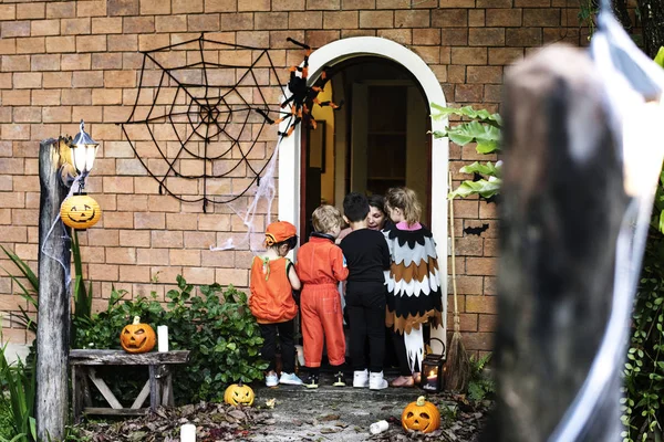 Little Children Trick Treating Halloween — Stock Photo, Image