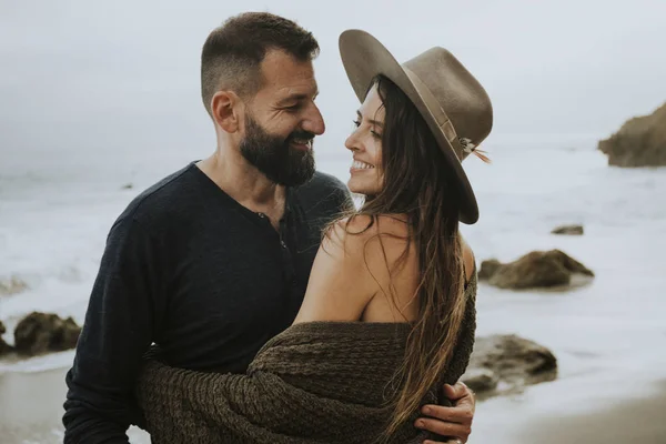 Couple Hugging Beach — Stock Photo, Image
