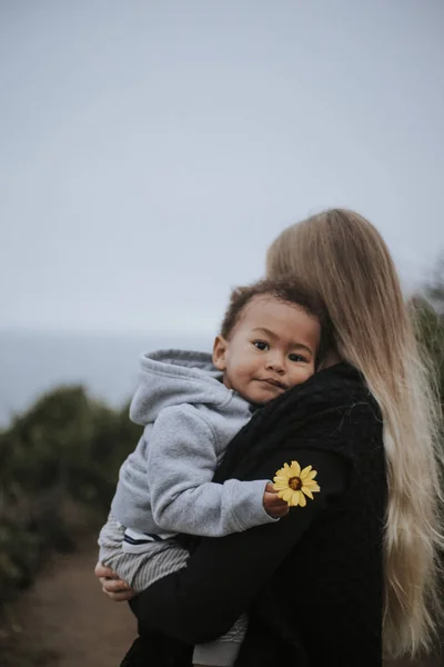 Молодий Хлопчик Тримає Квітку Яку Носить Його Мама — стокове фото