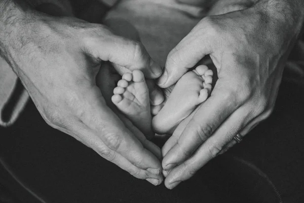 Vader Baby Vormen Een Hartvorm — Stockfoto