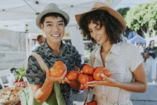 Amigos Comprando Tomates Frescos Mercado Agricultores —  Fotos de Stock