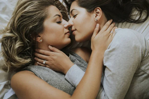 Lesbisches Paar Küsst Sich Morgen — Stockfoto