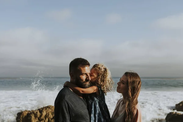 Familie Som Har Det Gøy Stranda – stockfoto