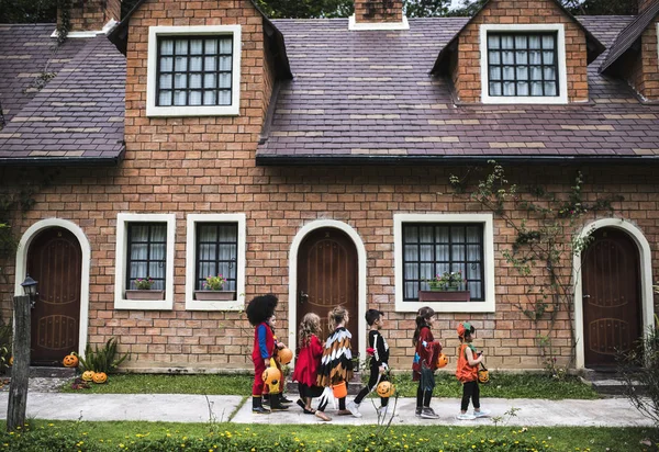 Crianças Pequenas Enganam Tratam Durante Halloween — Fotografia de Stock