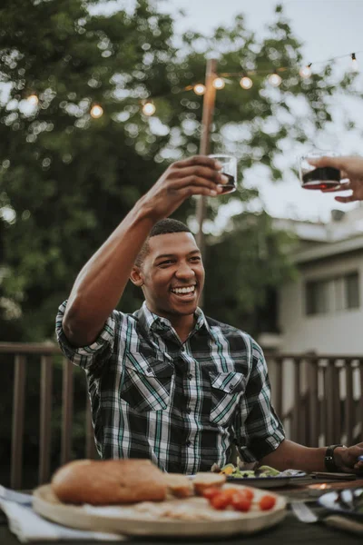 Amigos Brindar Com Vinho Tinto — Fotografia de Stock