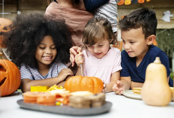 Malé Děti Carving Halloween Jack Lucerny — Stock fotografie