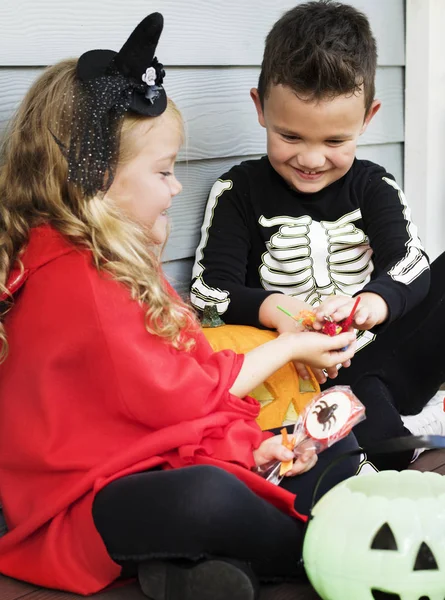 Kleine Kinder Tricksen Oder Behandeln Halloween — Stockfoto