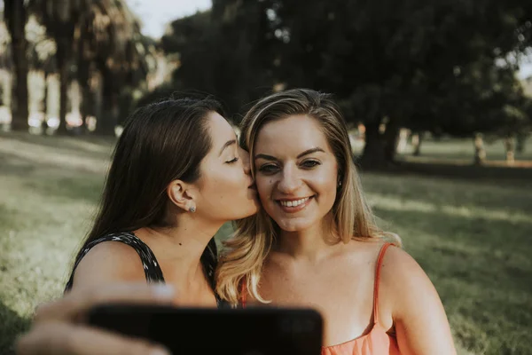 Lesbisch Paar Het Nemen Van Een Selfie — Stockfoto