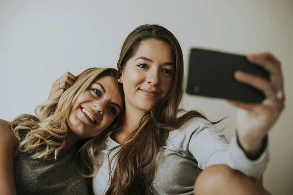 Pareja Lesbiana Tomando Una Selfie —  Fotos de Stock