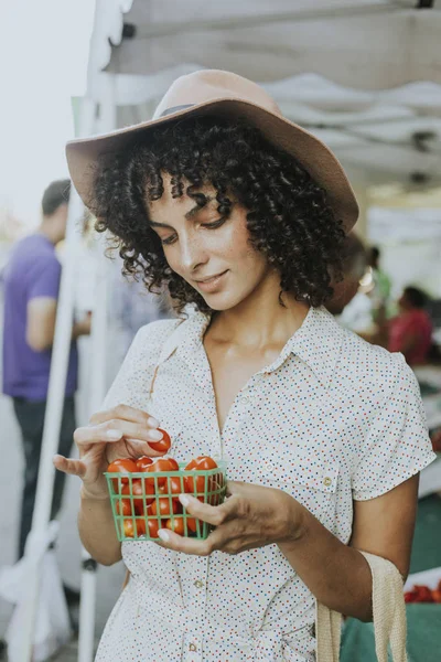 Schöne Frau Kauft Tomaten Auf Einem Bauernmarkt — Stockfoto