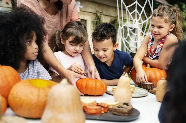 Young Kids Carving Halloween Jack Lanterns — Stock Photo, Image