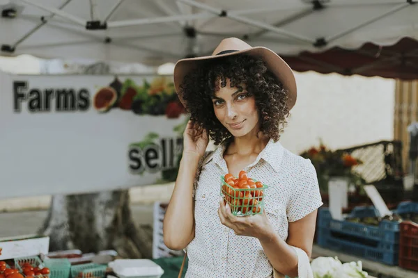 Schöne Frau Kauft Tomaten Auf Einem Bauernmarkt — Stockfoto