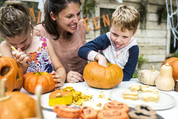 Malé Děti Carving Halloween Jack Lucerny — Stock fotografie