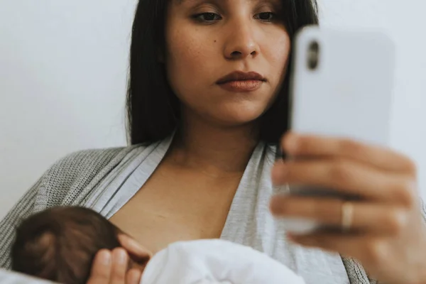 Breastfeeding Mother Using Smartphone — Stock Photo, Image