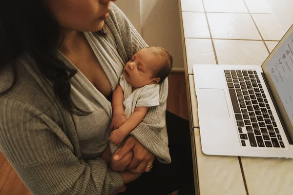 Мама Помощью Компьютера Держит Своего Ребенка — стоковое фото