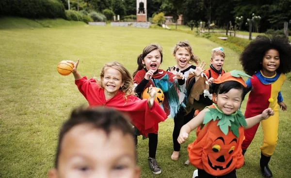 Małe Dzieci Halloween Party — Zdjęcie stockowe