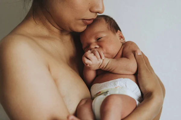 Madre Desnuda Sosteniendo Bebé —  Fotos de Stock