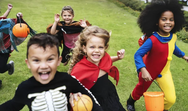 Kleine Kinder Auf Einer Halloween Party — Stockfoto