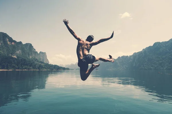 Человек Прыгающий Радости Озера — стоковое фото