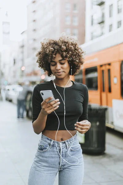 Ragazza Che Ascolta Musica Dal Suo Telefono — Foto Stock