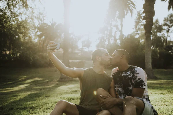 Gay Par Tar Selfie Sommaren — Stockfoto