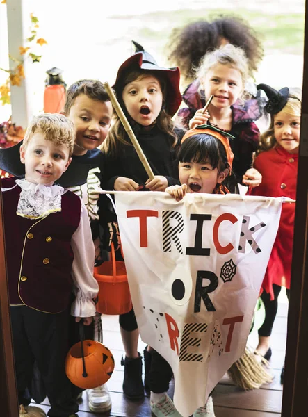 Los Niños Pequeños Engañan Tratan Halloween — Foto de Stock