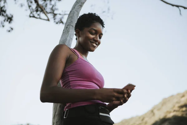 Mulher Alegre Usando Telefone Celular — Fotografia de Stock