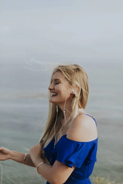 Блондинка Слушает Музыку Пляже — стоковое фото