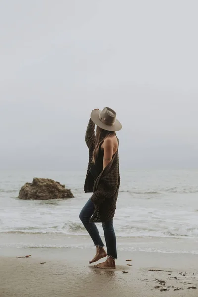 Femme Marchant Pieds Nus Plage — Photo