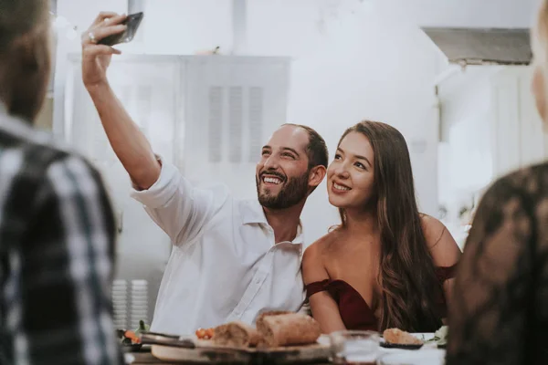 Vrienden Nemen Van Een Selfie Een Diner — Stockfoto