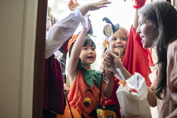 Little Children Trick Treating Halloween — Stock Photo, Image