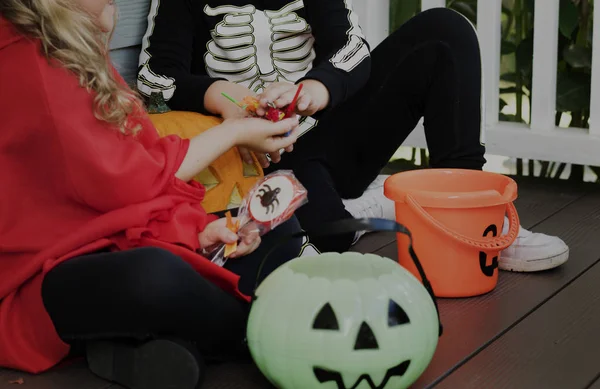 Little Children Trick Treating Halloween — Stock Photo, Image