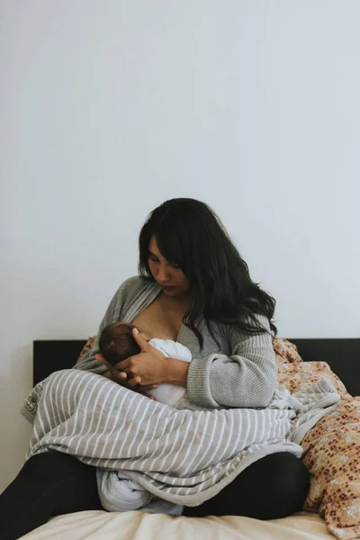 Mère Allaitant Son Bébé — Photo